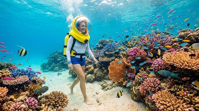 Du khách tham gia đi bộ dưới biển Seawalker ngắm san hô tại Hòn Tằm